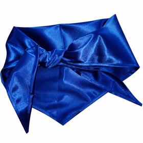 Glänzendes blaues Pionier-Halstuch aus Polyester, zum Dreieck gelegt und vorne geknotet, als DDR-Ostalgie-Kostümzubehör.