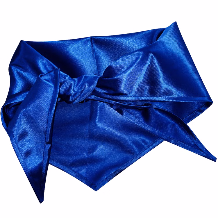 Pionier Halstuch blau Produktansicht Glänzendes blaues Pionier-Halstuch aus Polyester, zum Dreieck gelegt und vorne geknotet, als DDR-Ostalgie-Kostümzubehör.