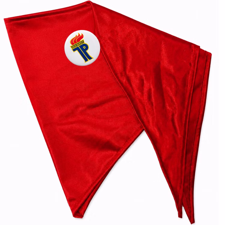 Pionier Halstuch rot zusammen gefaltet mit Button Rotes Pionier-Halstuch aus glänzendem Polyester mit rundem Anstecker ausgebreitet auf weißem Hintergrund als Kostüm-Zubehör