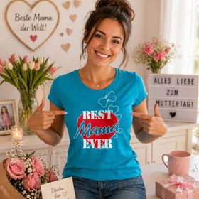 Türkisfarbenes Damen T-Shirt mit Best Mama Ever Aufdruck vor weißem Hintergrund.
