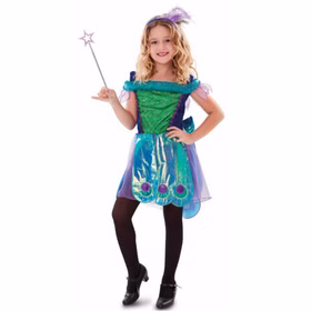 Mädchen im schillernden Pfauenkostüm mit blau-grünem Kleid, dekorativen Pfauenaugen am Rock und Haarreif mit Federn, passend für Fasching und Karneval.