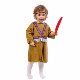 Western Kostüm Indianerin Kleine Taube für Kinder Gr. 98-104 Kleid braun SALE Fasching Karneval Mottoparty Kinderfasching Kindergeburtstag Kleines Mädchen trägt braunes Westernkostüm mit bunten Verzierungen und Stirnband, steht aufrecht und hält eine rote Feder in der Hand.