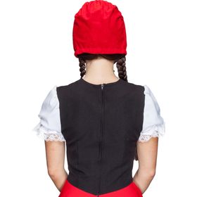Rote Rotkäppchen-Haube für Erwachsene mit schwarzem Bindeband unter dem Kinn, getragen zu einem Märchen-Kostüm.