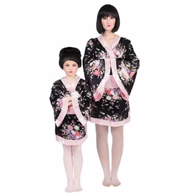 Partner-Look: Frau und Mädchen im Geisha-Kostüm mit elegantem, farbenfrohen Kimono.