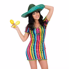 Nahaufnahme von Vorne: Farbenfrohes Mexikanerin Damenkostüm mit kurzem gestreiftem Fiesta-Kleid und dekorativen Quasten im bunten Salsa-Stil.