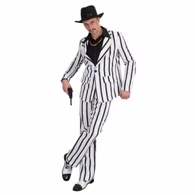 Herr im Mafia-Kostüm mit Nadelstreifen-Anzug, schwarzem Hut und Spielzeugpistole in lässiger Gangster-Pose.