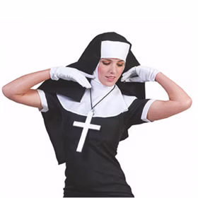 Nahaufnahme des Nonnenkostüms mit schwarzem kurzem Kleid, weißem Kragen, Haube und Kreuzmotiv im klassischen Klosterstil.