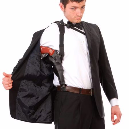 Polizei Schulterholster Schwarz mit Tasche Kostüm-Zubehör Erwachsene Polizei Requisite Accessoire Fasching Karneval Mottoparty Erwachsener trägt schwarzes Schulterholster unter einem Sakko als Kostüm-Zubehör im Agenten-Look.