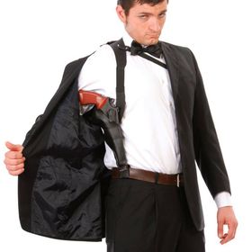 Erwachsener trägt schwarzes Schulterholster unter einem Sakko als Kostüm-Zubehör im Agenten-Look.