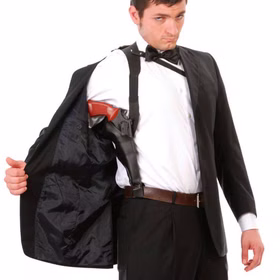 Polizei Schulterholster Schwarz mit Tasche Kostüm-Zubehör Erwachsene Polizei Requisite Accessoire Fasching Karneval Mottoparty Erwachsener trägt schwarzes Schulterholster unter einem Sakko als Kostüm-Zubehör im Agenten-Look.