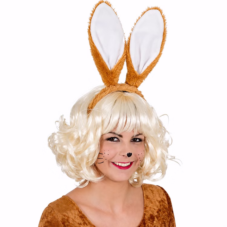 Hasenohren Haarreif hellbraun für Erwachsene Plüsch-Ohren 20 cm Kostüm-Zubehör Fasching Karneval Mottoparty Ostern Osterfest Osterhase Deko Frau mit hellbraunem Hasenohren-Haarreif, langen Plüsch-Ohren mit weißer Innenseite und blond gelockter Perücke.