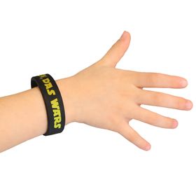Schulkind trägt schwarzes Silikon-Armband „Kindergarten DAS WARS“ beim Abschied aus dem Kindergarten mit Schulranzen.