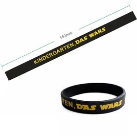 Schulkind trägt schwarzes Silikon-Armband „Kindergarten DAS WARS“ beim Abschied aus dem Kindergarten mit Schulranzen.