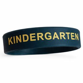 Schulkind trägt schwarzes Silikon-Armband „Kindergarten DAS WARS“ beim Abschied aus dem Kindergarten mit Schulranzen.