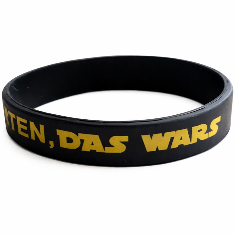 Schulkind trägt schwarzes Silikon-Armband „Kindergarten DAS WARS“ beim Abschied aus dem Kindergarten mit Schulranzen.