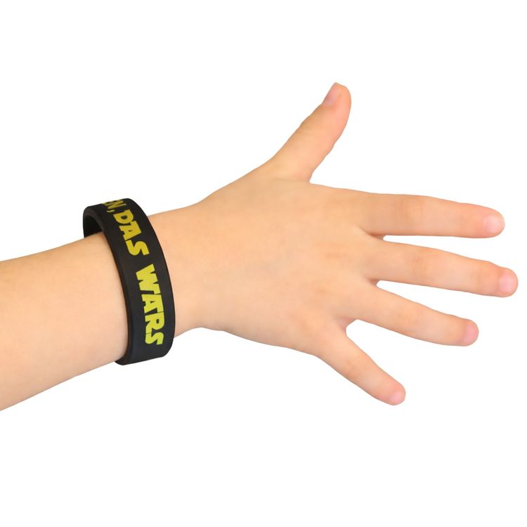 Schulkind trägt schwarzes Silikon-Armband „Kindergarten DAS WARS“ beim Abschied aus dem Kindergarten mit Schulranzen.