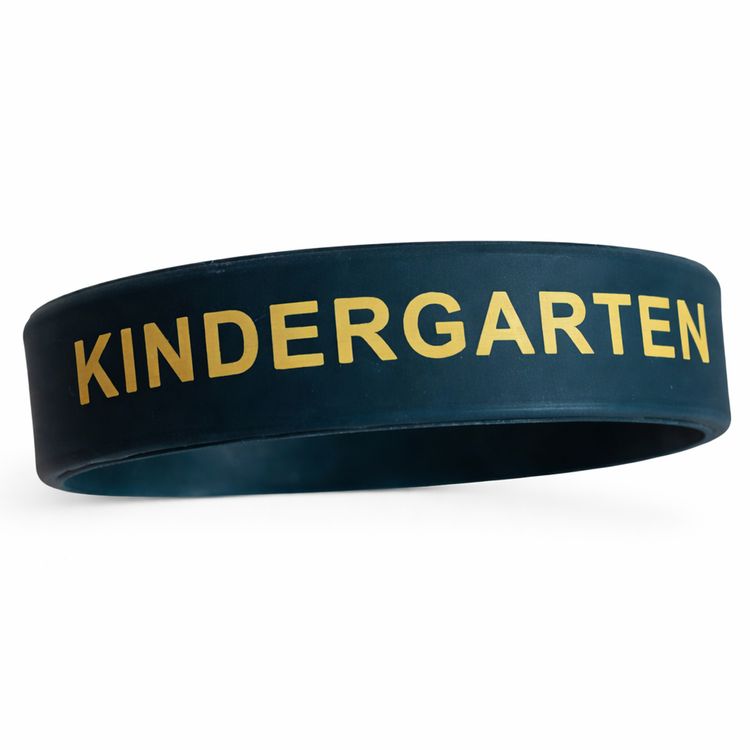 Schulkind trägt schwarzes Silikon-Armband „Kindergarten DAS WARS“ beim Abschied aus dem Kindergarten mit Schulranzen.