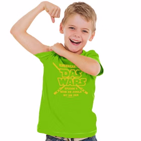 Schulanfang T-Shirt Kindergarten Das WARS Grün  mit Silikon-Armband für Kinder getragen von einem Jungen der seinen Bizeps spannt und bereit für die Schule ist
