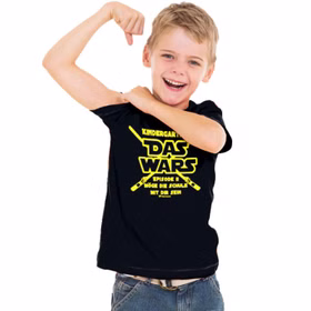 Schulanfang T-Shirt Kindergarten Das WARS Schwarz  mit Silikon-Armband für Kinder getragen von einem Jungen der seinen Bizeps spannt und bereit für die Schule ist