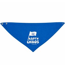 Lachendes Baby trägt ein blaues Piraten-Halstuch mit Aufdruck „Käpt’n Chaos“ und sitzt in einer hellen, freundlichen Umgebung.