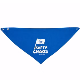 Blaues Dreieckshalstuch aus Baumwolle mit Druckknöpfen und weißem Aufdruck „Käpt’n Chaos“ samt Piratenflagge, flach dargestellt.