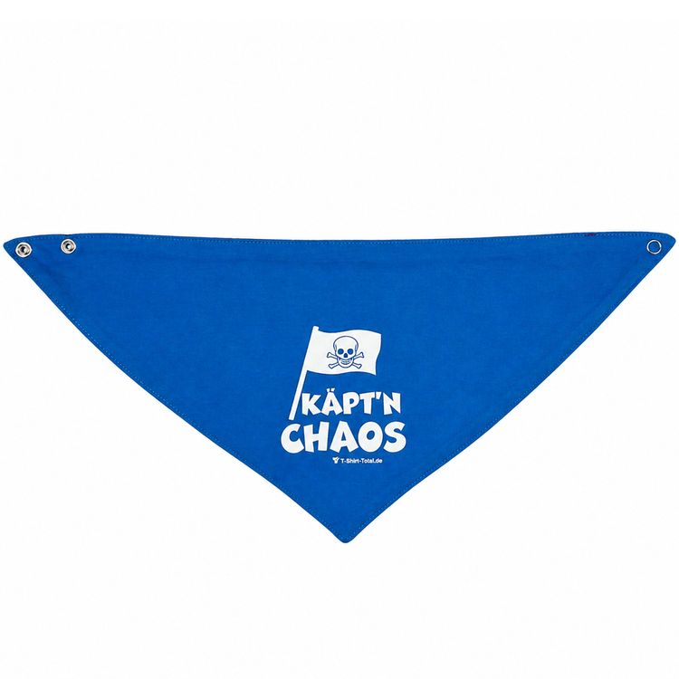 Lachendes Baby trägt ein blaues Piraten-Halstuch mit Aufdruck „Käpt’n Chaos“ und sitzt in einer hellen, freundlichen Umgebung.
