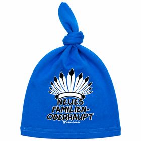Lachender Junge trägt blaue Beanie Mütze mit Spruch und Feder-Motiv.