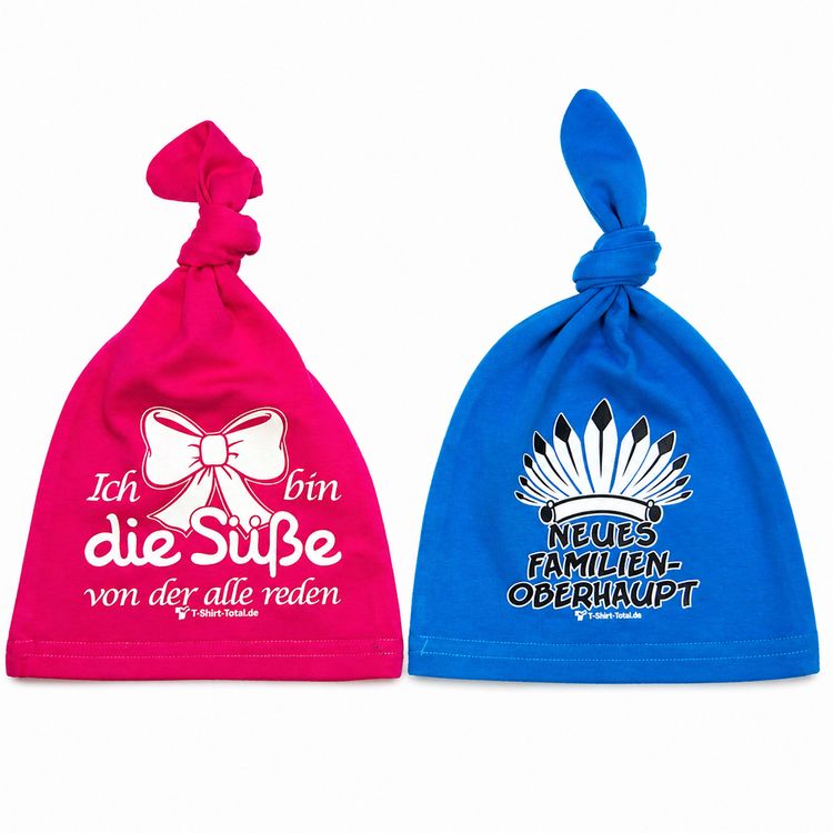 Lachender Junge trägt blaue Beanie Mütze mit Spruch und Feder-Motiv.