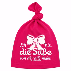 Baby Beanie Mütze Pink mit Spruch aus Baumwolle Neugeborene Mädchen Geschenk Geburt SALE Geschenkidee Neugeborenes Babyshower Pullerparty Pinke Baby Beanie Mütze mit Knoten und weißem Spruch vor weißem Hintergrund.