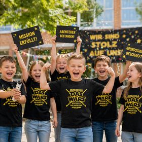 Schwarzes Kinder T-Shirt mit gelbem Schriftzug „Grundschule das wars“ im Star Wars Stil auf weißem Hintergrund.