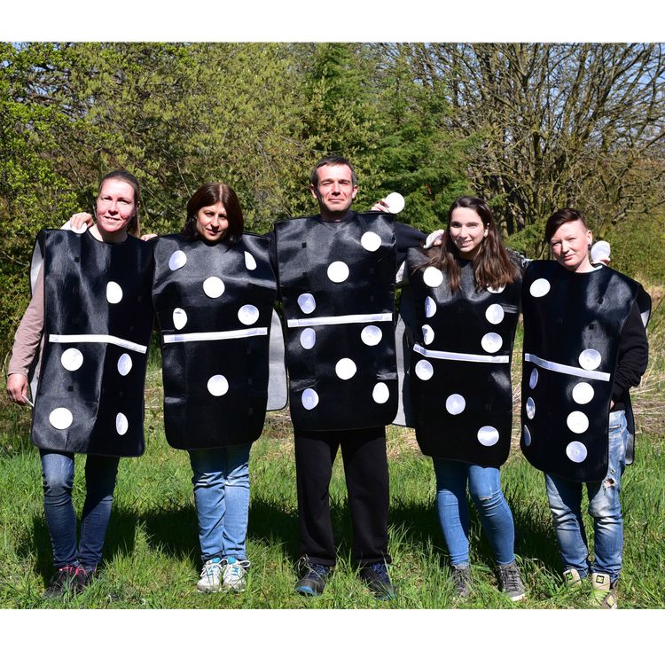Domino Kostüm mit veränderbarer Augenzahl für Erwachsene Domino Kostüm mit veränderbarer Augenzahl für Erwachsene Onesize schwarz Fasching Gruppenkostüm Spielstein lustig Fasching Karneval Mottoparty Party