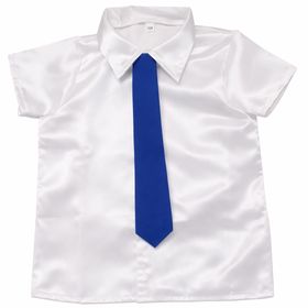 Junge und Mädchen im identischen Kinder-Schaffner-Kostüm mit Jacke, Hose, Hemd, Krawatte und roter Mütze, nebeneinander stehend vor weißem Hintergrund.