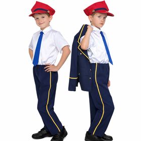 Junge und Mädchen im identischen Kinder-Schaffner-Kostüm mit Jacke, Hose, Hemd, Krawatte und roter Mütze, nebeneinander stehend vor weißem Hintergrund.