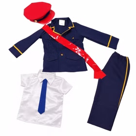 Komplettes Kinder-Schaffner-Kostüm bestehend aus Jacke, Hose, Hemd mit Krawatte, roter Schärpe und Mütze, flach ausgelegt vor weißem Hintergrund.