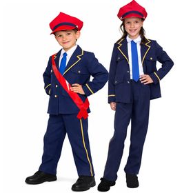 Junge und Mädchen im identischen Kinder-Schaffner-Kostüm mit Jacke, Hose, Hemd, Krawatte und roter Mütze, nebeneinander stehend vor weißem Hintergrund.