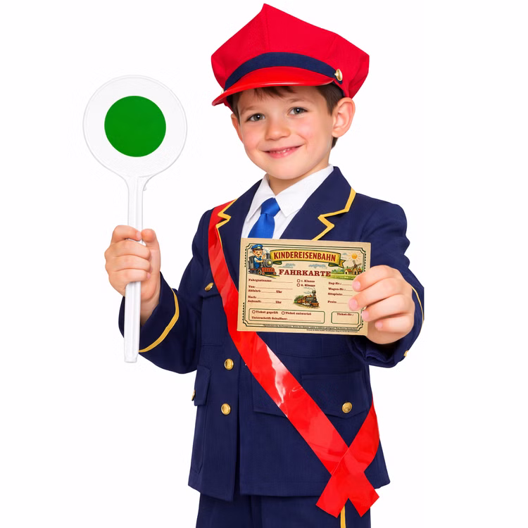 Schaffner Kostüm Tobias Deluxe für Kinder Gr. 104-140 Eisenbahner Fasching Karneval Mottoparty Rollenspiel Ein lächelnder Junge im dunkelblauen Schaffnerkostüm mit roter Mütze hält in der linken Hand eine grüne Signalkelle und in der rechten Hand eine Spiel-Fahrkarte der Kindereisenbahn.