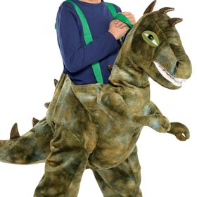 Kind im T-Rex Kostüm „Reitender Dino“ mit Hosenträgern, braun-grünem Schuppendesign und realistischem Dino-Kopf.