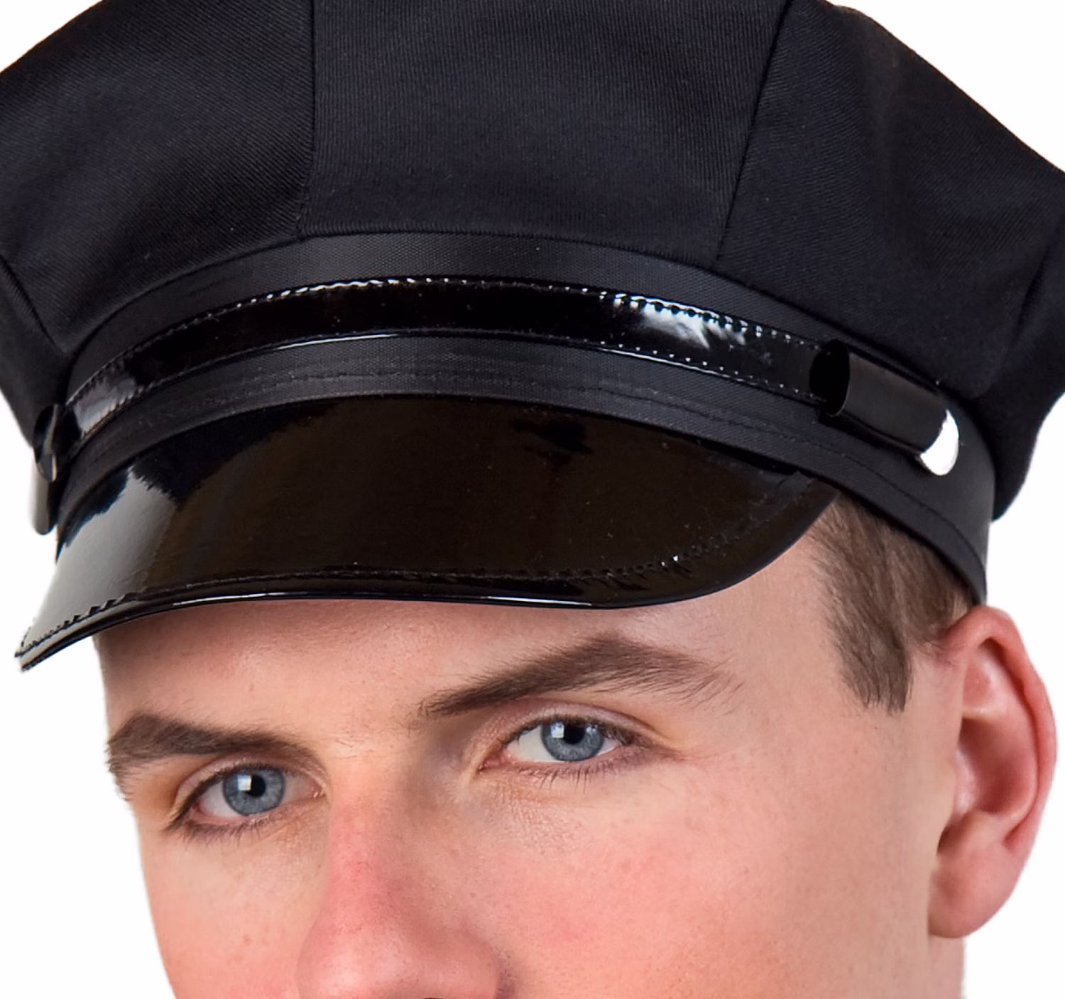 Chauffeur-Set Hochzeit 8-tlg. mit Schirm, Chaffeur-Schirmmütze & Brautauto-Deko Handschuhe Schleifenband Autoschleife Zubehör Brautwagen Nahaufnahme der schwarzen Chauffeur-Schirmmütze mit glänzendem Lackschirm, schwarzem Zierband und sichtbaren Nähten.
