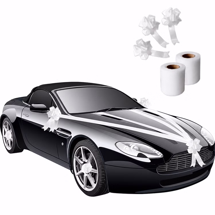 Chauffeur-Set Hochzeit 8-tlg. mit Schirm, Chaffeur-Schirmmütze & Brautauto-Deko Handschuhe Schleifenband Autoschleife Zubehör Brautwagen Schwarzes Hochzeitsauto mit weißen Tüllbändern und Autoschleifen, daneben drei Schleifen und zwei weiße Tüllrollen.