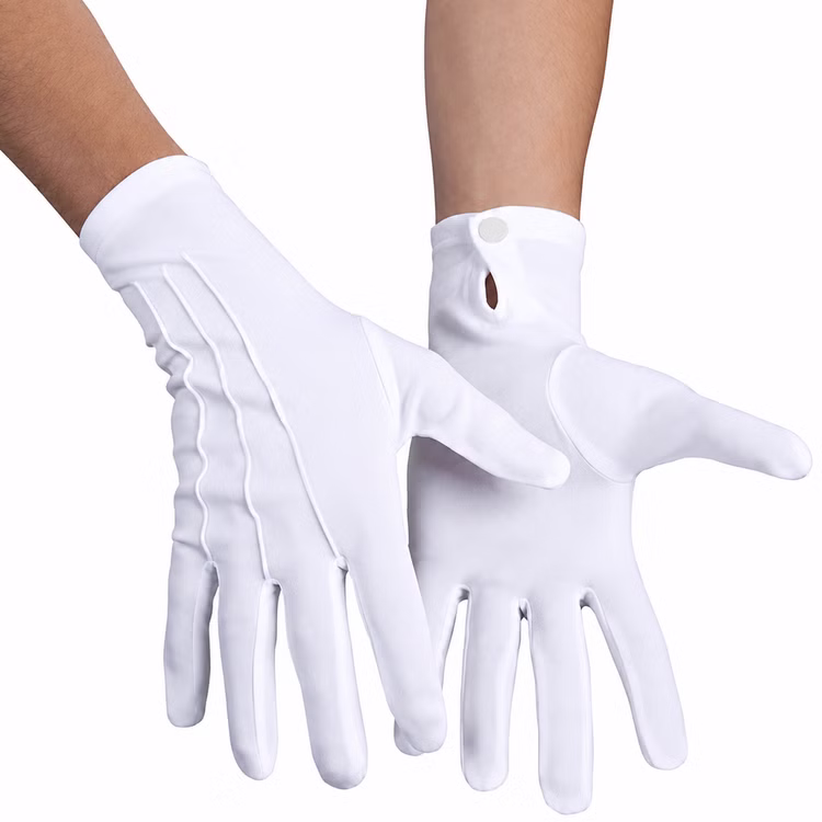 Chauffeur-Set Hochzeit 8-tlg. mit Schirm, Chaffeur-Schirmmütze & Brautauto-Deko Handschuhe Schleifenband Autoschleife Zubehör Brautwagen Weiße Chauffeur-Handschuhe mit Biesen und Druckknopf am Handgelenk, getragen und von Vorder- sowie Rückseite gezeigt.