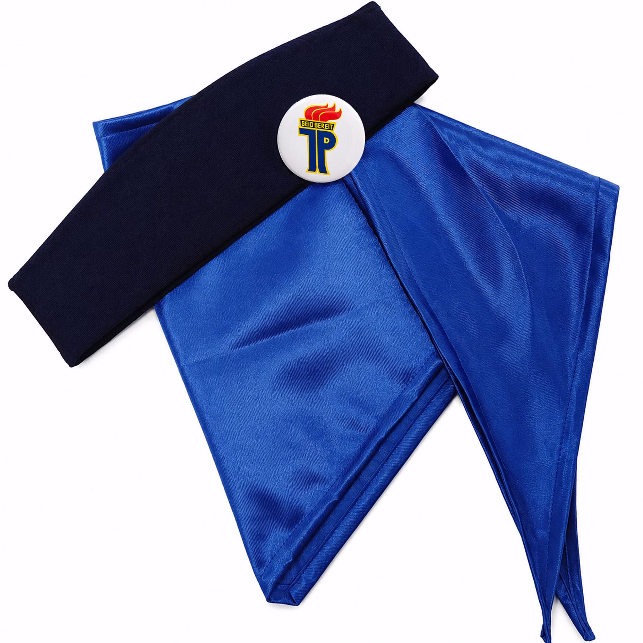 DDR Pionier Kostüm Set Blaues Halstuch Produktansicht DDR Pionier Kostüm Set mit blauem Halstuch, dunkelblauer Mütze und rundem Ostalgie Button für Erwachsene auf weißem Grund.
