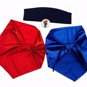 DDR Pionier Kostüm Set Halstuch Rot und Blau DDR Pionier Kostüm Set mit rotem und blauem Halstuch, dunkelblauer Mütze und rundem Button für Erwachsene auf weißem Grund.