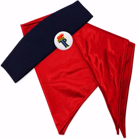 DDR Pionier Kostüm Set Rotes Halstuch Produktansicht DDR Pionier Kostüm Set mit rotem Halstuch, dunkelblauer Mütze und rundem Ostalgie Button für Erwachsene auf weißem Grund.