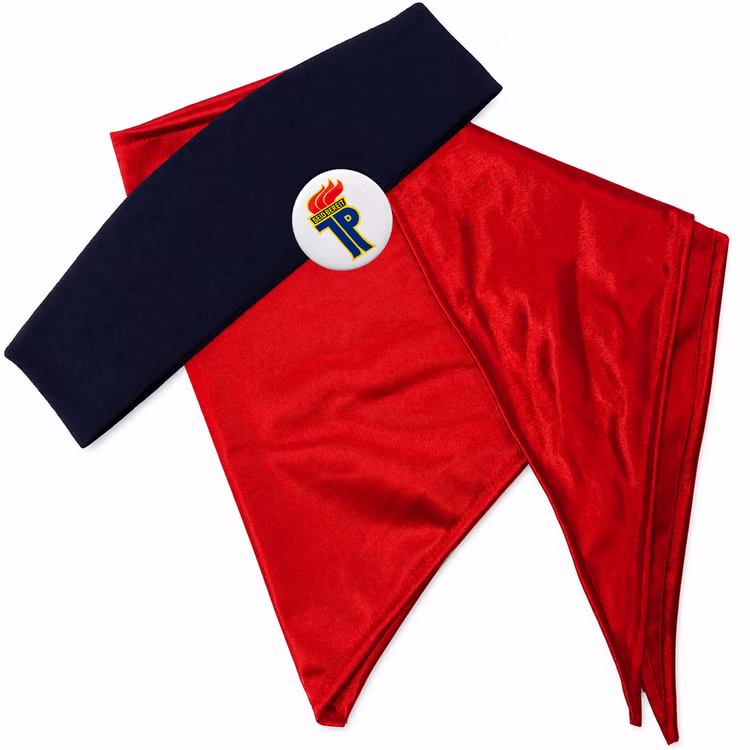 DDR Pionier Kostüm Set Rotes Halstuch Produktansicht DDR Pionier Kostüm Set mit rotem Halstuch, dunkelblauer Mütze und rundem Ostalgie Button für Erwachsene auf weißem Grund.