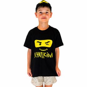 Schulkind T-Shirt ABC-Schütze schwarz für Kinder mit jubelndem Jungen der bereit für die Schule ist von Vorne.