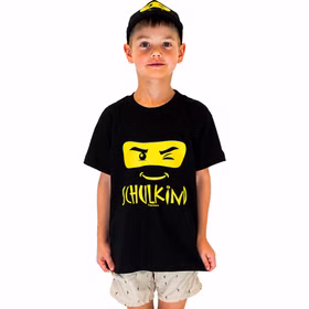 Kind steht frontal und trägt schwarzes Schulkind T-Shirt mit gelbem Gesichtsmotiv, perfektes Outfit für den ersten Schultag