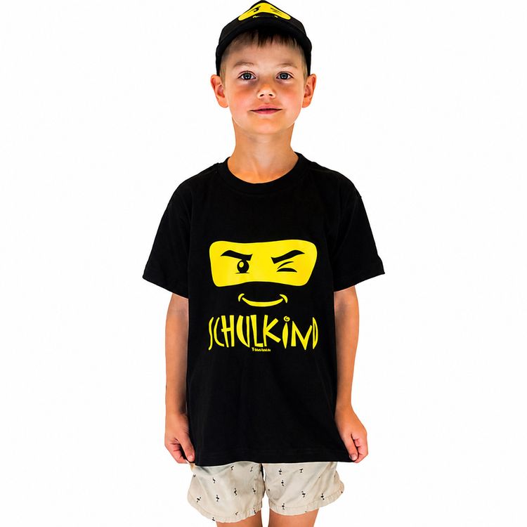 Schulkind T-Shirt ABC-Schütze schwarz für Kinder mit jubelndem Jungen der bereit für die Schule ist von Vorne.