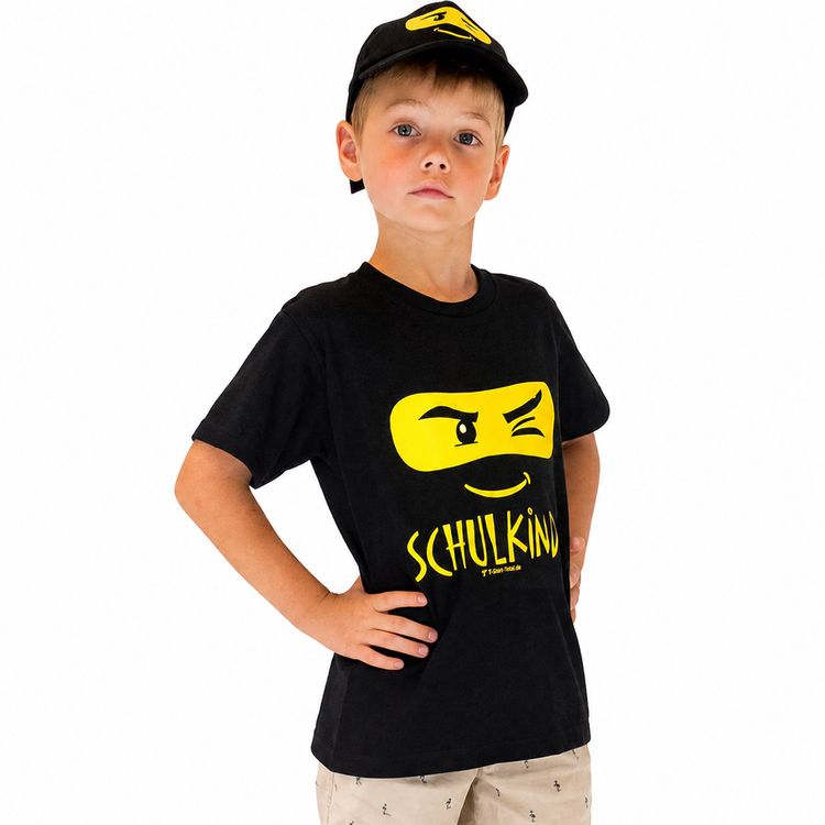 Schulkind T-Shirt ABC-Schütze schwarz für Kinder mit jubelndem Jungen der bereit für die Schule ist von Vorne.