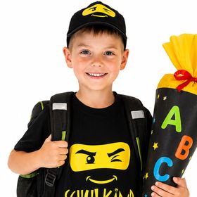 Schwarzes Basecap mit gelbem Ninja-Gesicht von Vorne auf weißem Hintergrund.