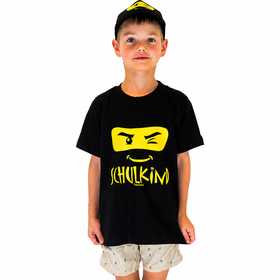 Junge mit Schulkind T Shirt und Basecap hält Zuckertüte und trägt Schulranzen zur Einschulung.